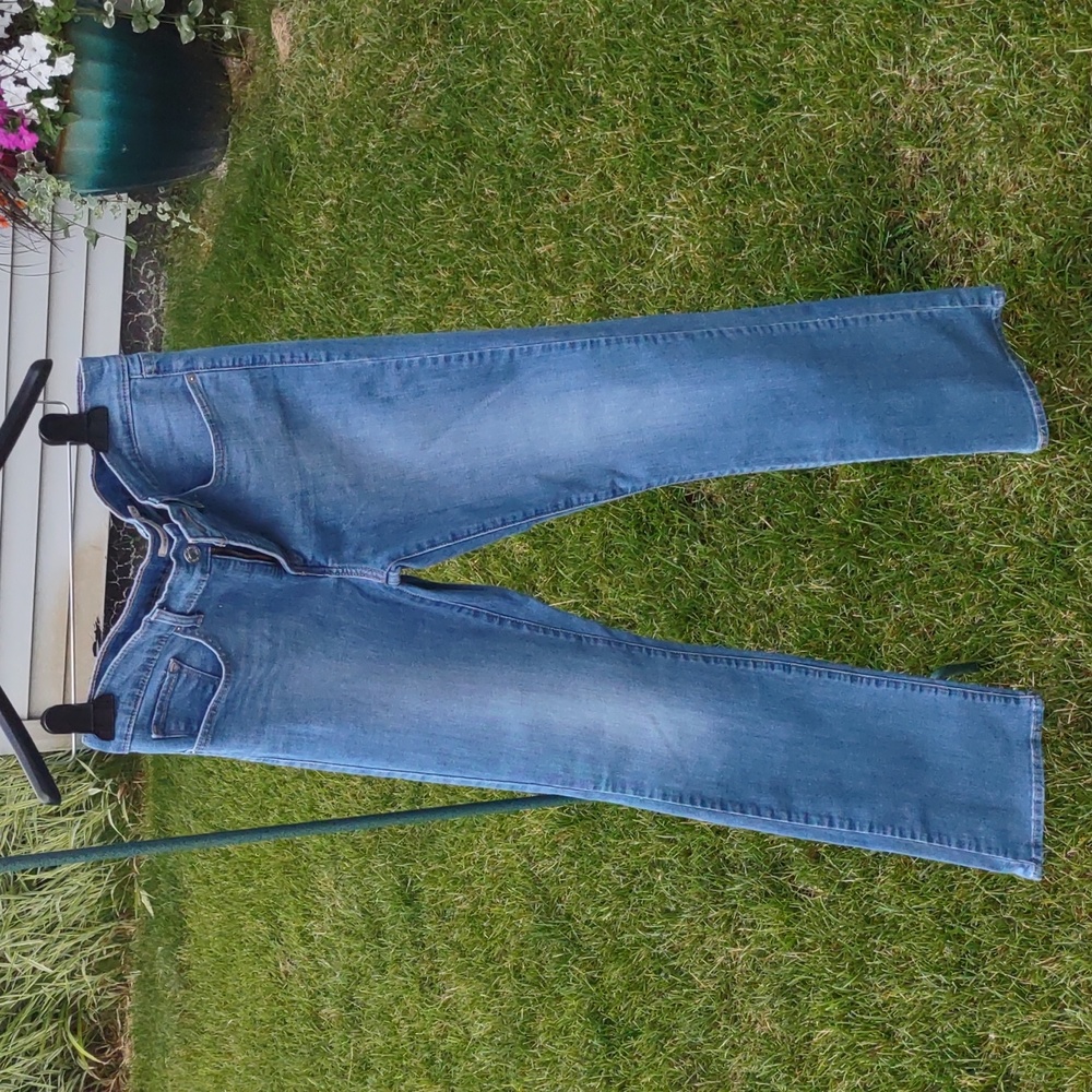 LEVI'S 315 SHAPING BOOTCUT SIZE 29 NEVER WORN